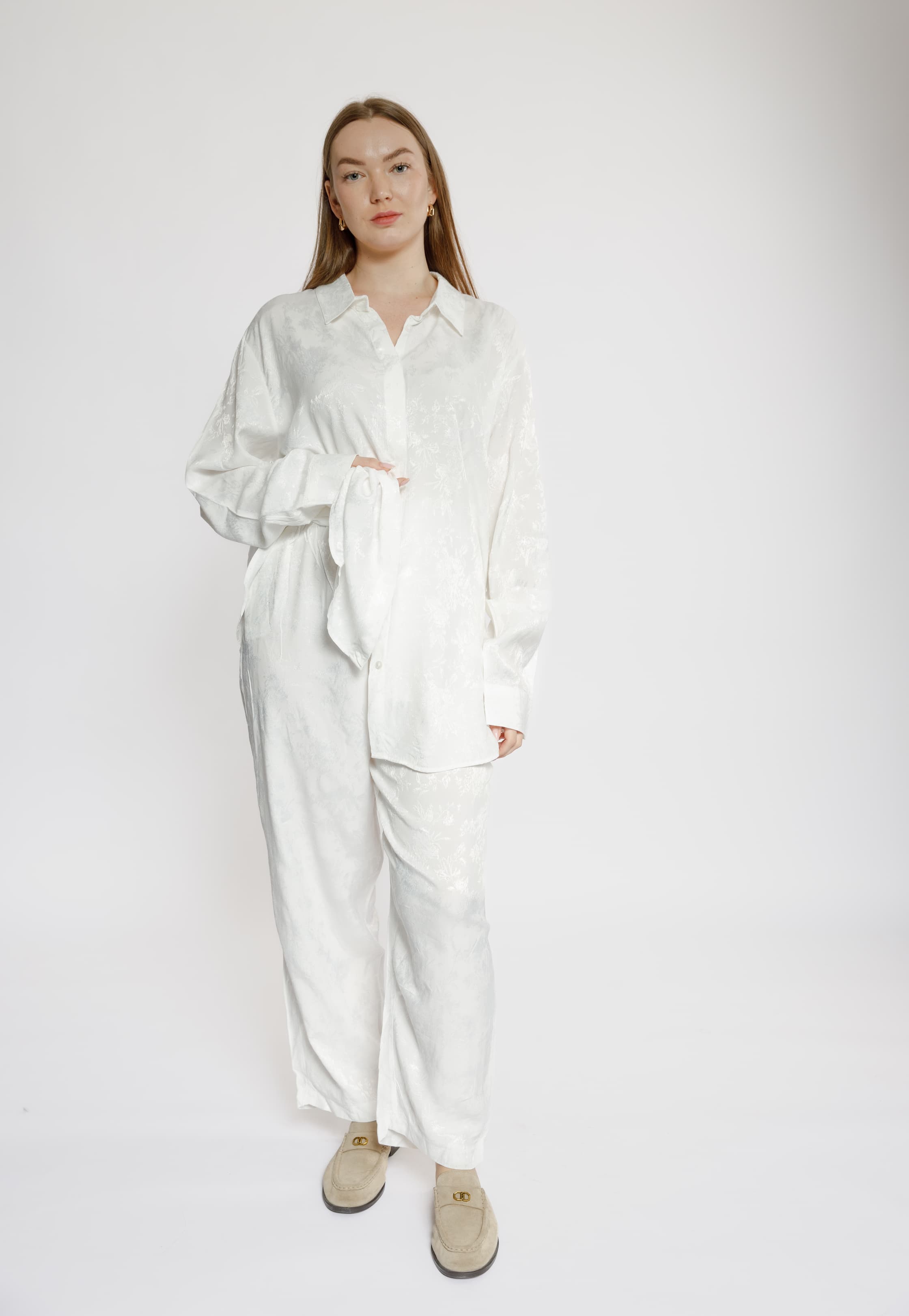 Plain White Set with Subtle Pattern – Plus Size